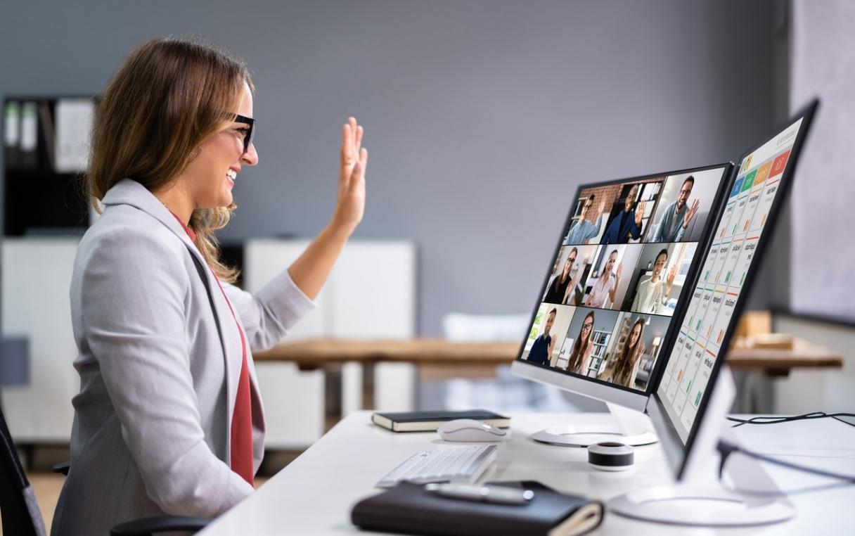 Session de formation en ligne sur écran d'ordinateur avec graphiques financiers