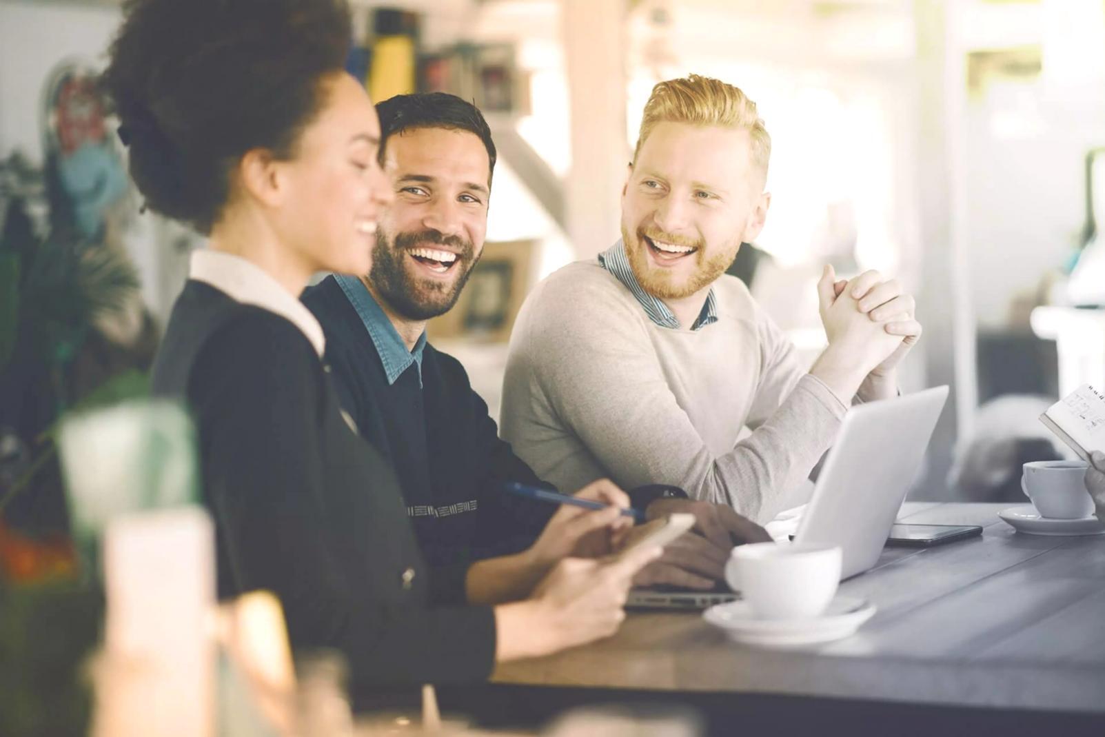 Espace de travail organisé pour l'apprentissage à distance avec ordinateur et notes